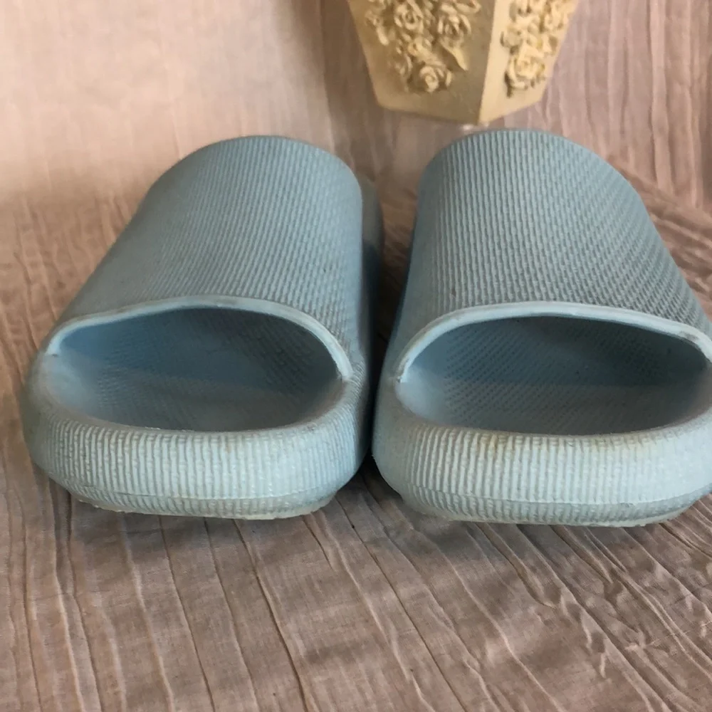 CLOUD SLIDES light blue size 6 water shoes sandals casual summer shoes